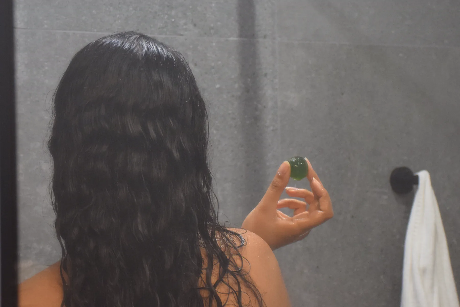 Frau hält eine ReSelf Bubble in der Dusche